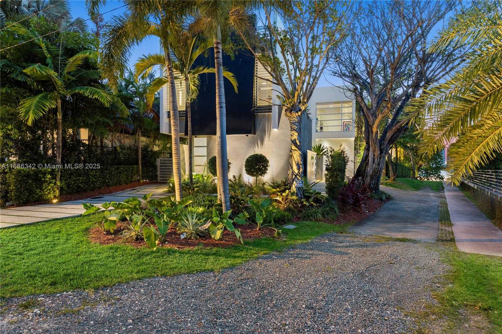 Small Image of 440 SOUTH HIBISCUS DR, Miami Beach Number 3
