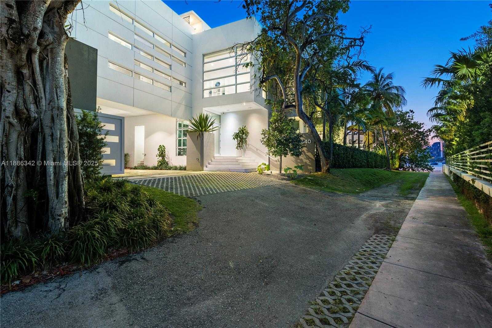 Small Image of 440 SOUTH HIBISCUS DR, Miami Beach Number 4