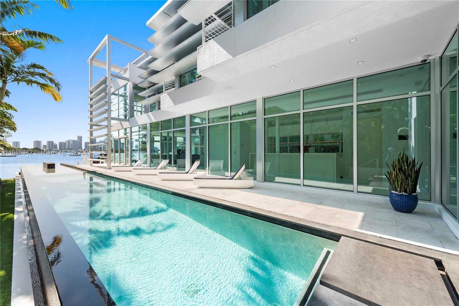 Small Image of 440 SOUTH HIBISCUS DR, Miami Beach Number 5