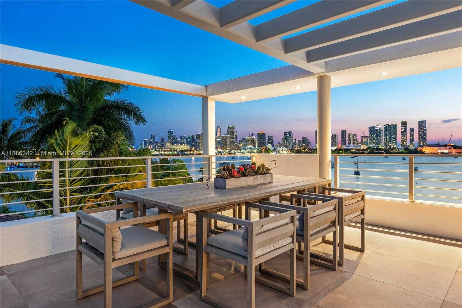 Small Image of 440 SOUTH HIBISCUS DR, Miami Beach Number 65