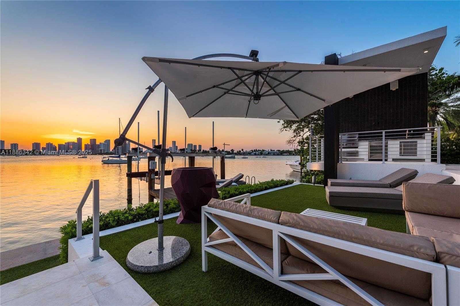 Small Image of 440 SOUTH HIBISCUS DR, Miami Beach Number 67