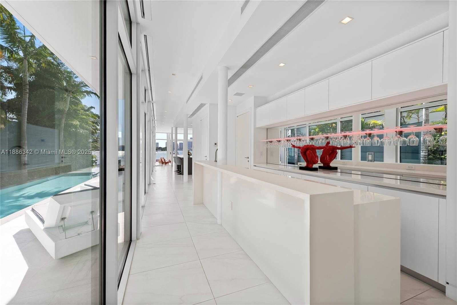 Small Image of 440 SOUTH HIBISCUS DR, Miami Beach Number 7