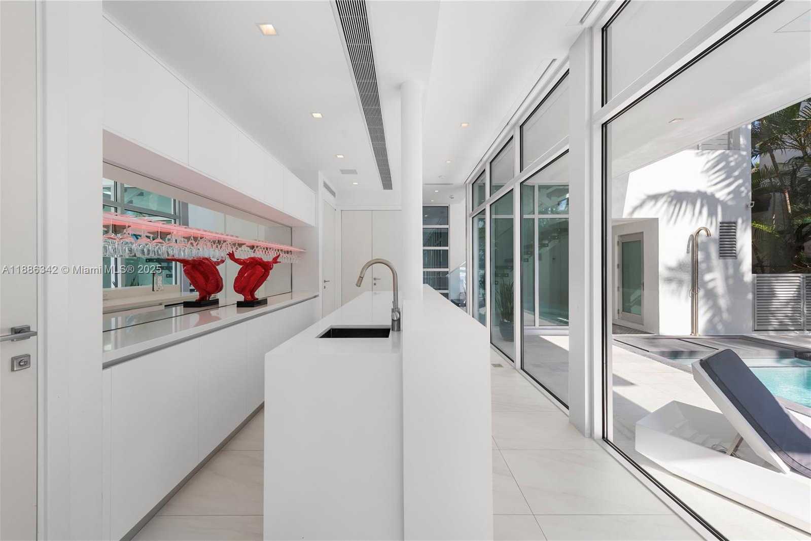 Small Image of 440 SOUTH HIBISCUS DR, Miami Beach Number 9