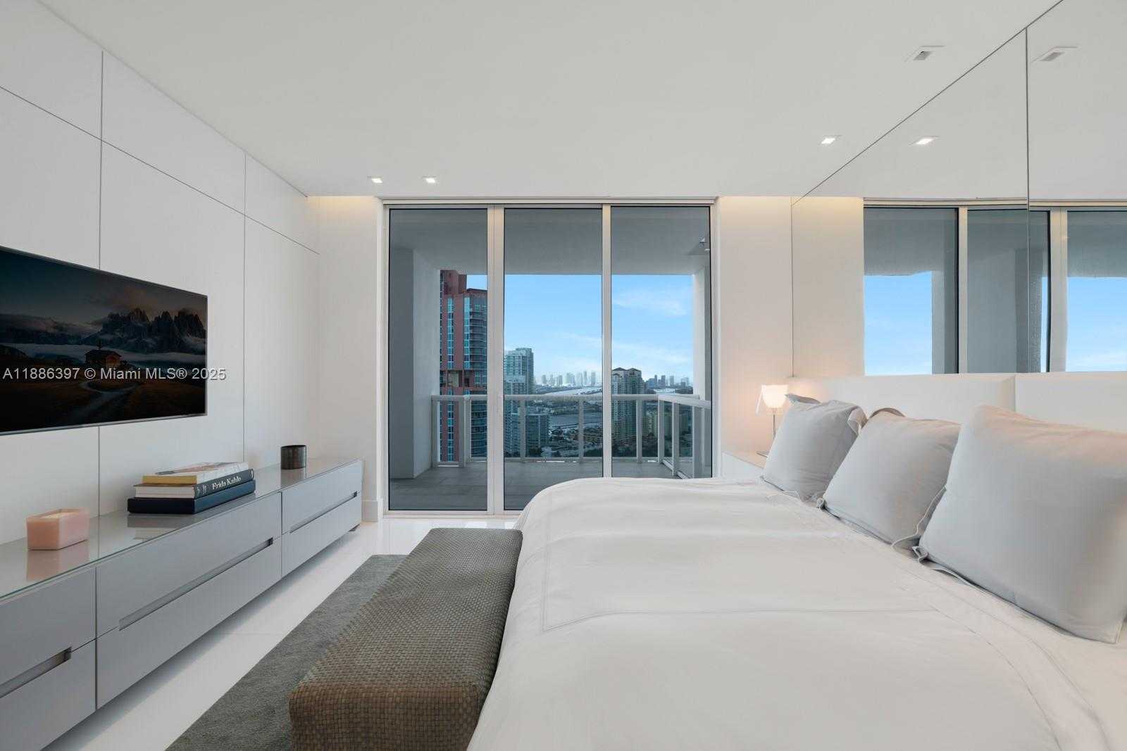 Small Image of 50 SOUTH POINTE DR #2903, Miami Beach Number 11
