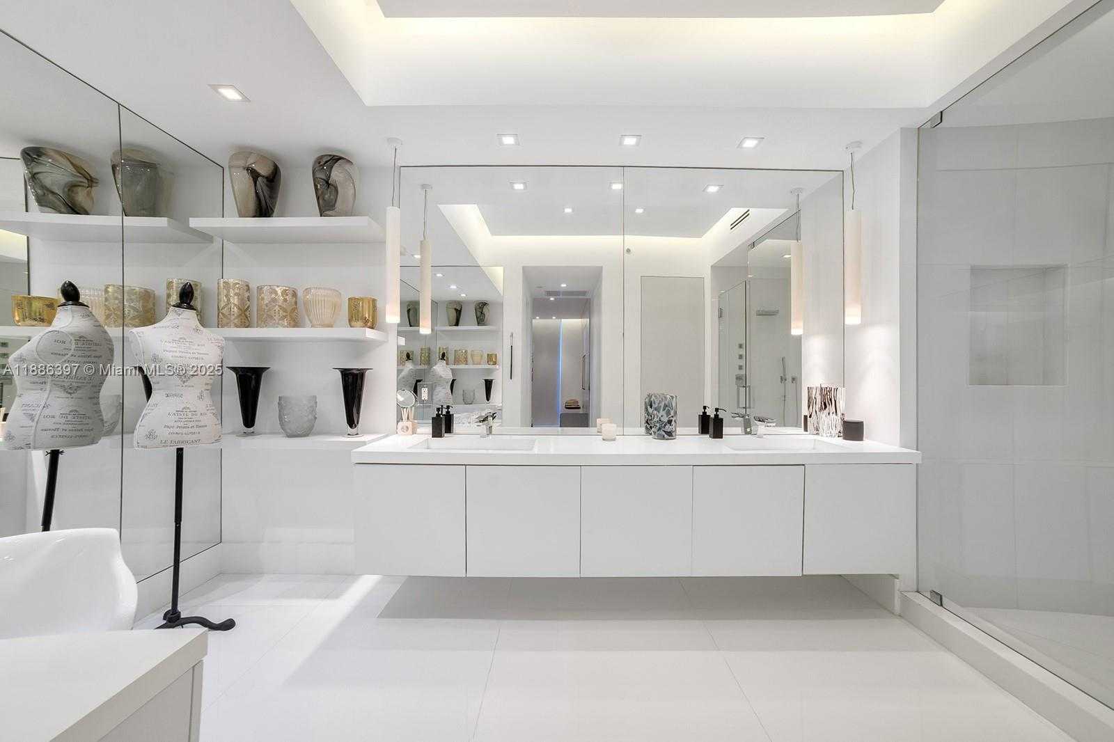 Small Image of 50 SOUTH POINTE DR #2903, Miami Beach Number 13
