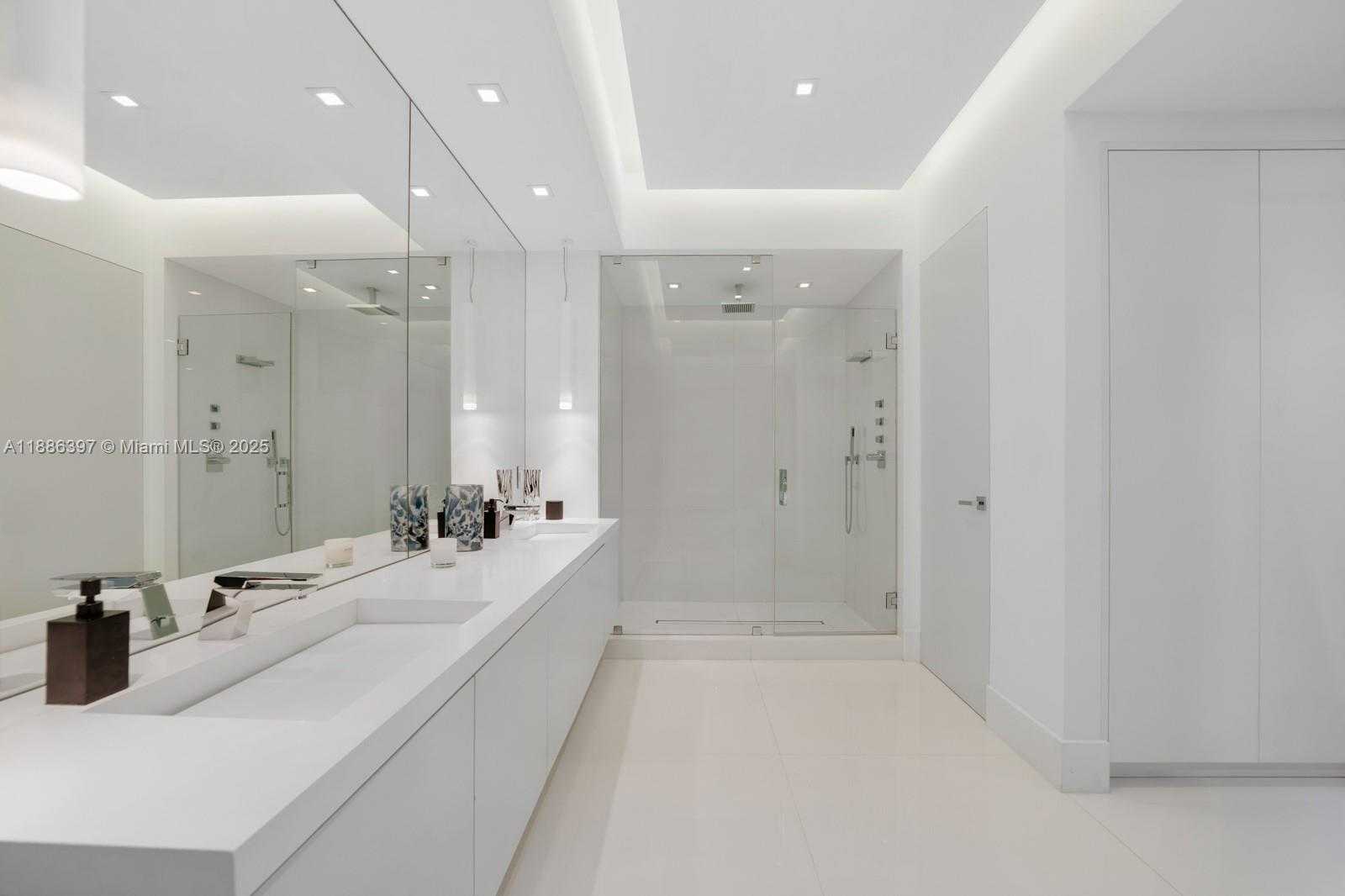 Small Image of 50 SOUTH POINTE DR #2903, Miami Beach Number 14