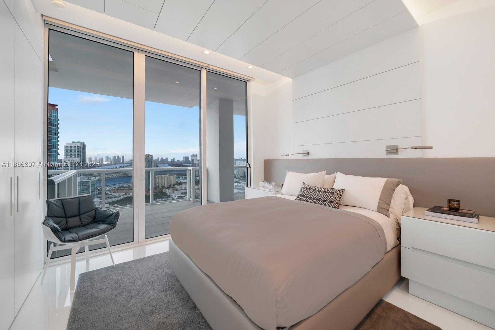 Small Image of 50 SOUTH POINTE DR #2903, Miami Beach Number 21