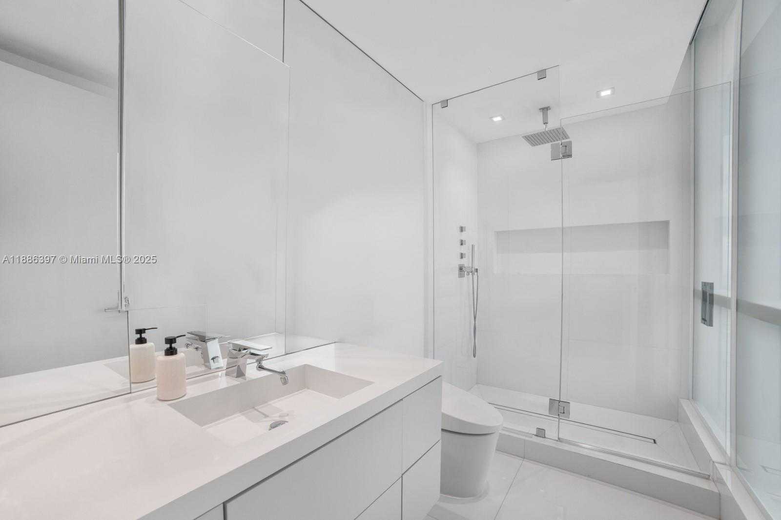 Small Image of 50 SOUTH POINTE DR #2903, Miami Beach Number 22