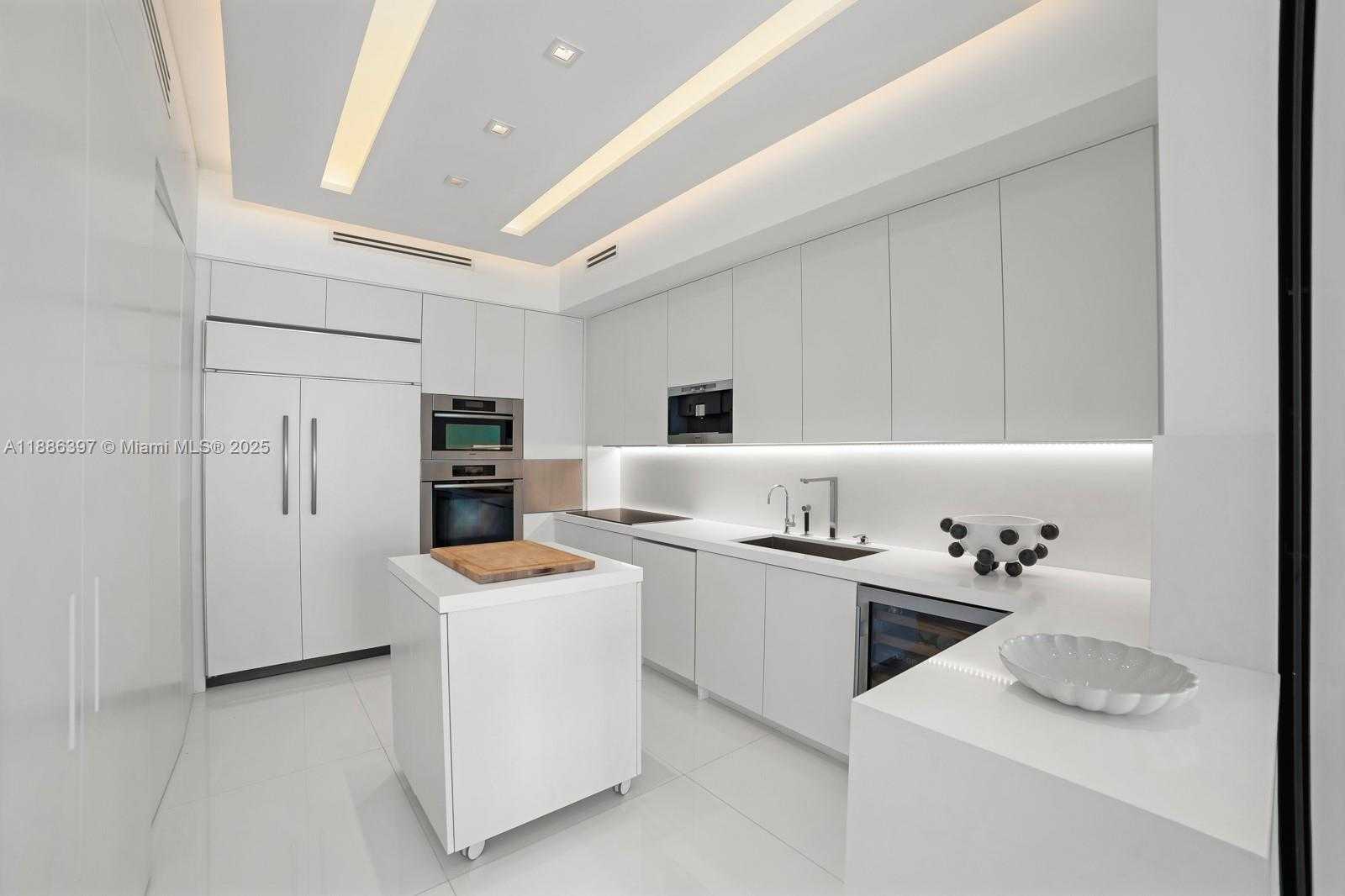 Small Image of 50 SOUTH POINTE DR #2903, Miami Beach Number 8