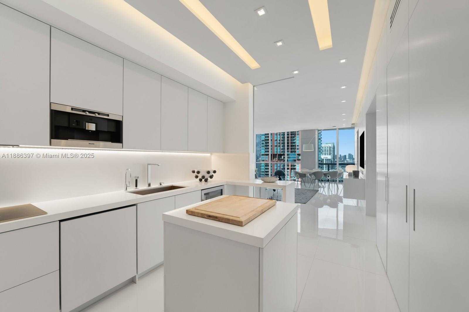 Small Image of 50 SOUTH POINTE DR #2903, Miami Beach Number 9