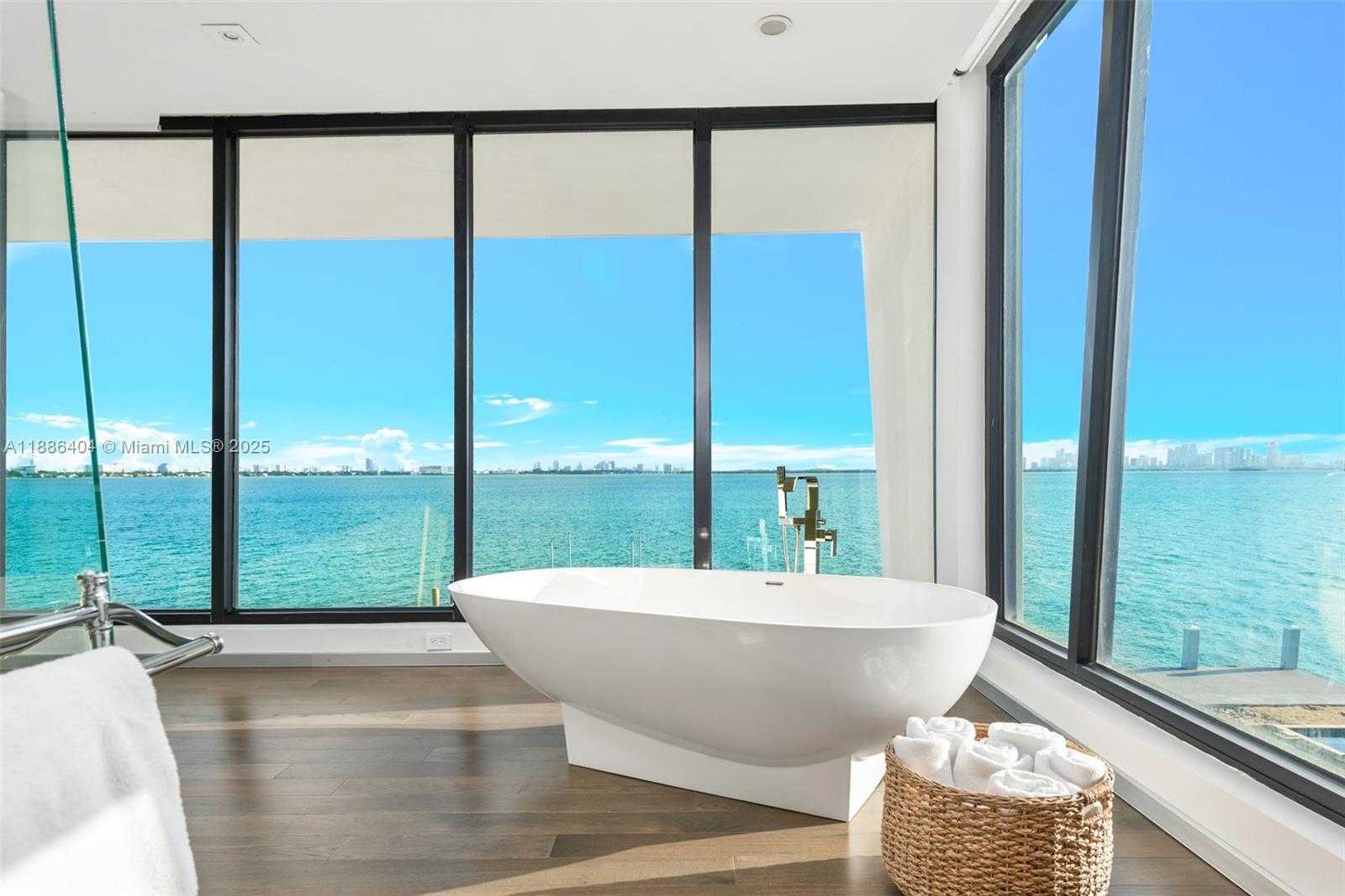 Small Image of 1580 SOUTH TREASURE DR, North Bay Village Number 18