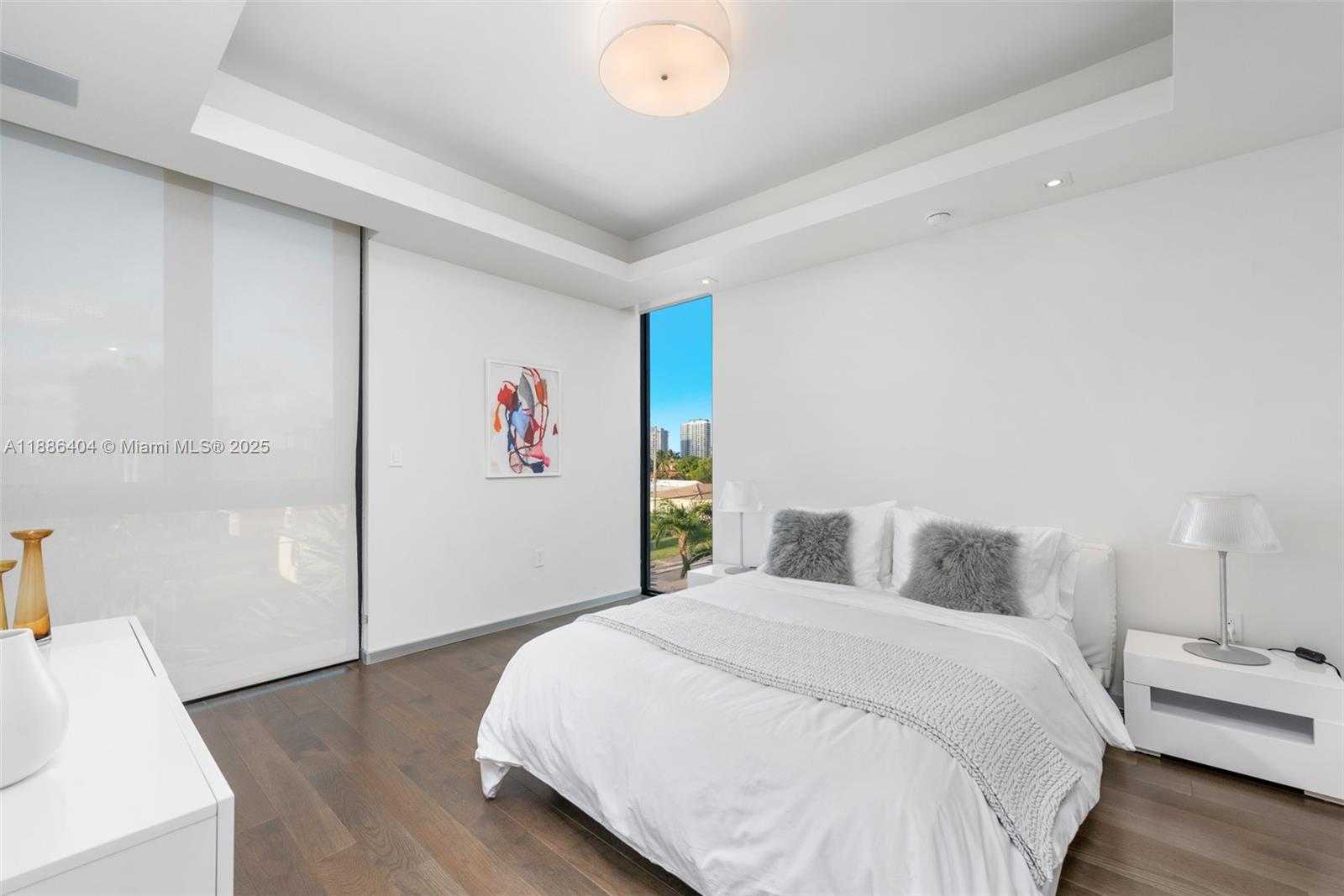 Small Image of 1580 SOUTH TREASURE DR, North Bay Village Number 23