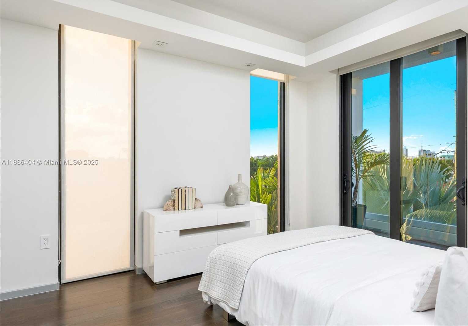 Small Image of 1580 SOUTH TREASURE DR, North Bay Village Number 25