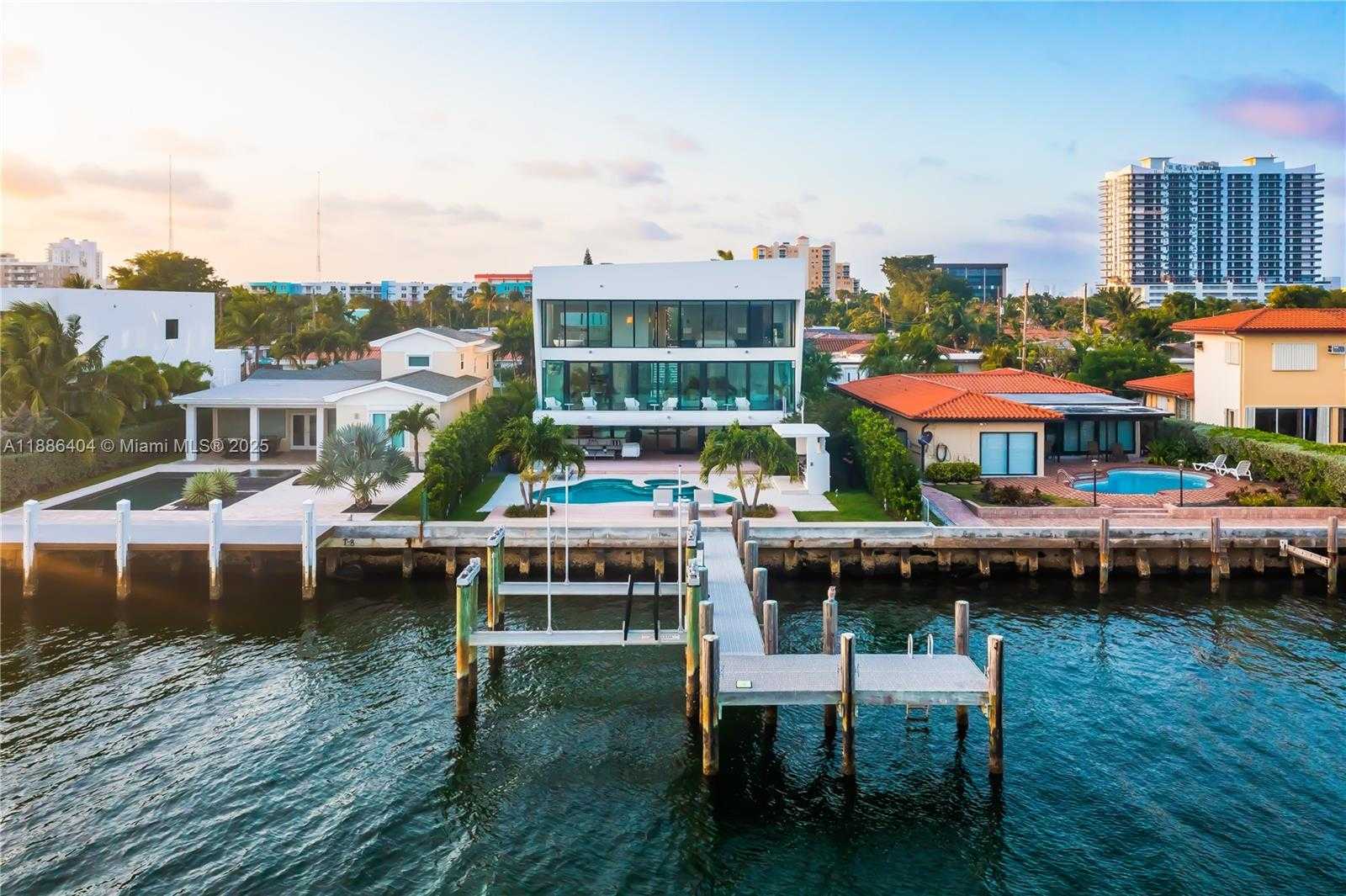 Small Image of 1580 SOUTH TREASURE DR, North Bay Village Number 34