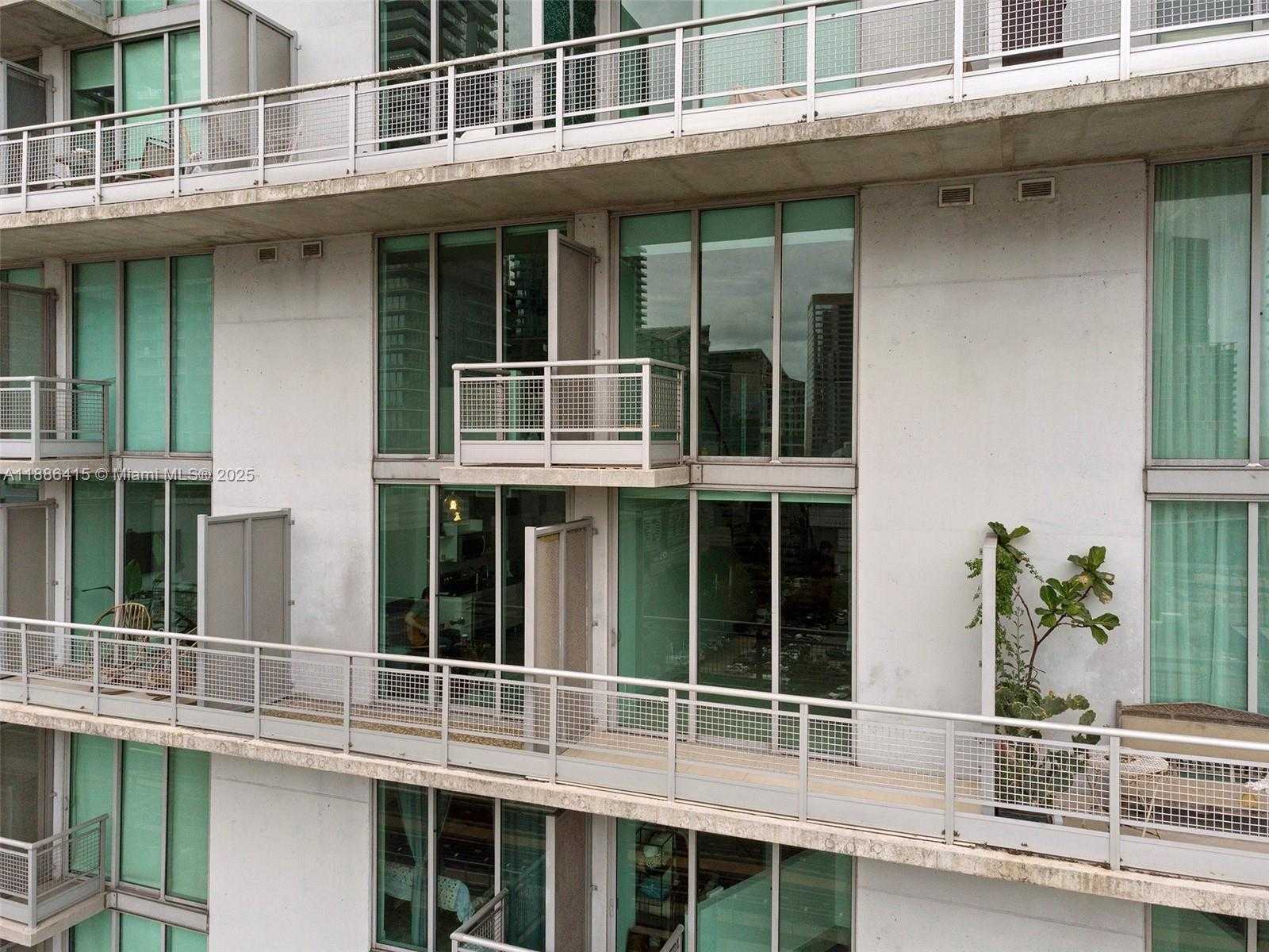 Small Image of 690 SOUTH WEST 1ST CT #1514, Miami Number 8