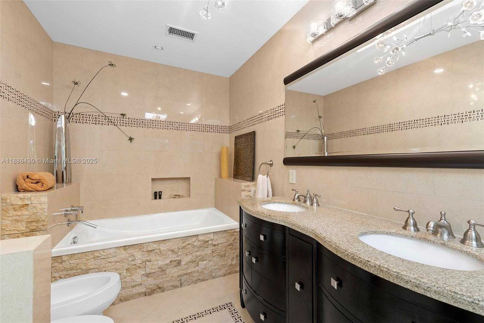 Small Image of 454 TAMARIND DR, Hallandale Beach Number 18