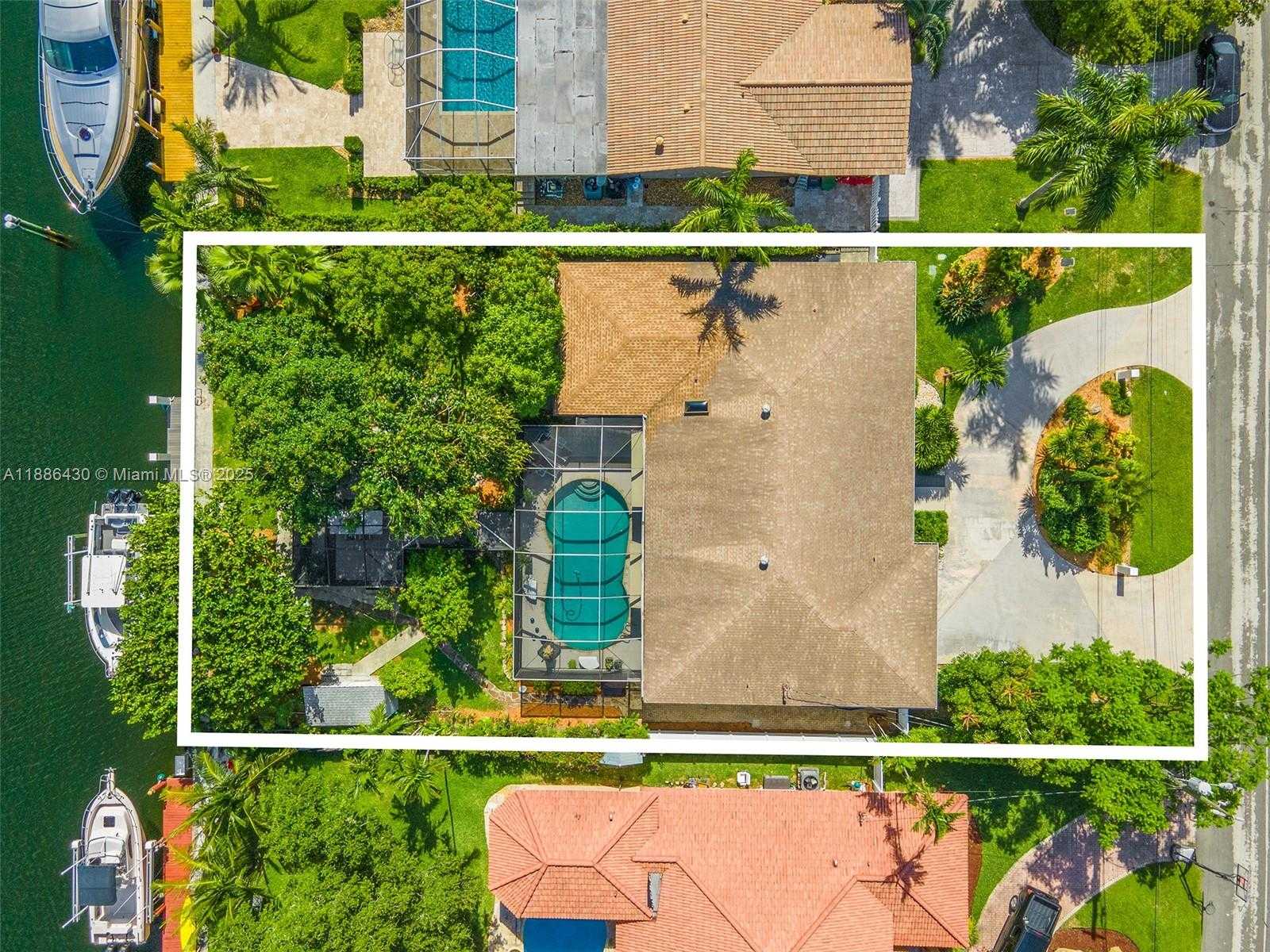 Small Image of 454 TAMARIND DR, Hallandale Beach Number 2