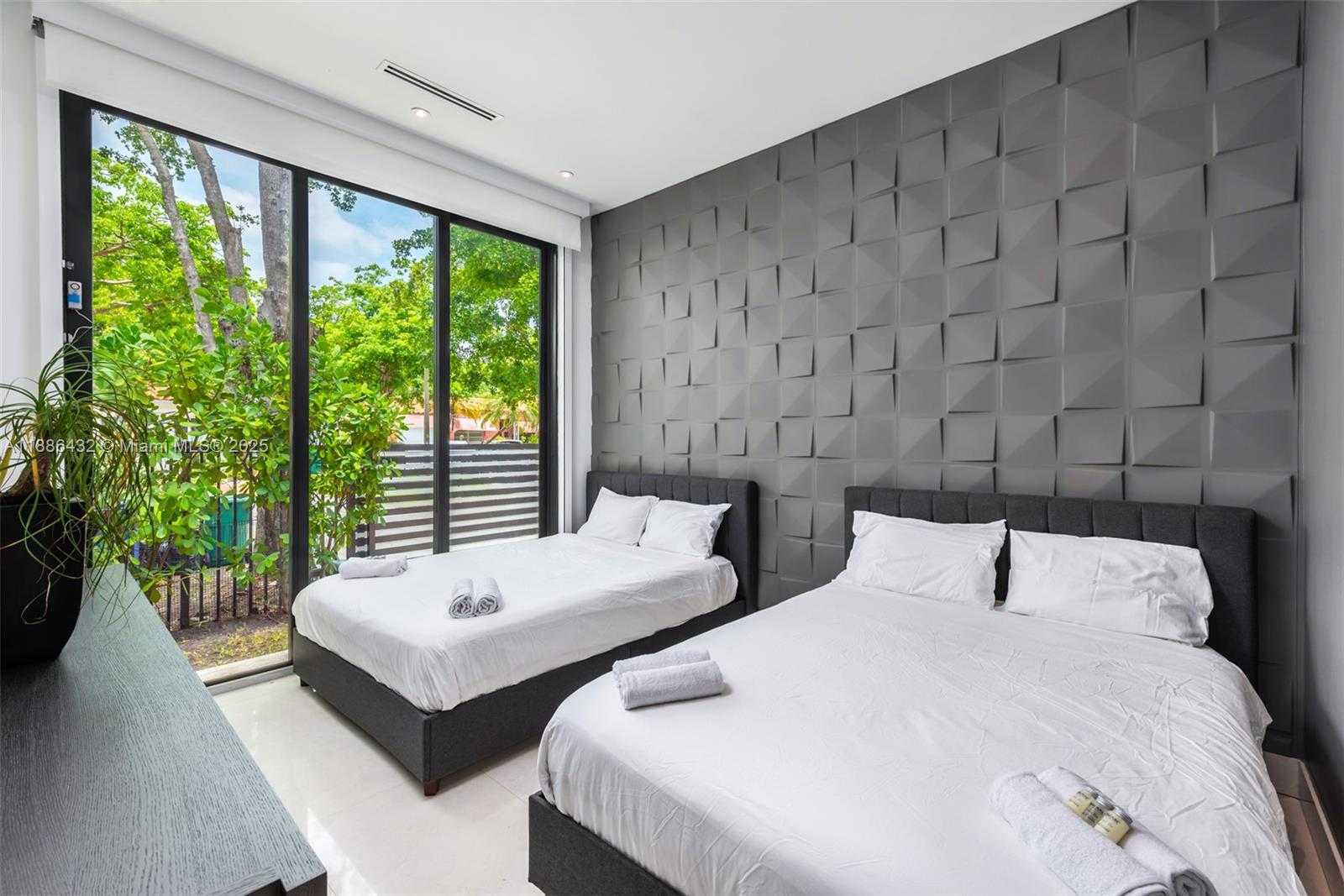 Small Image of 4675 NORTH EAST 2ND AVE, Miami Number 31