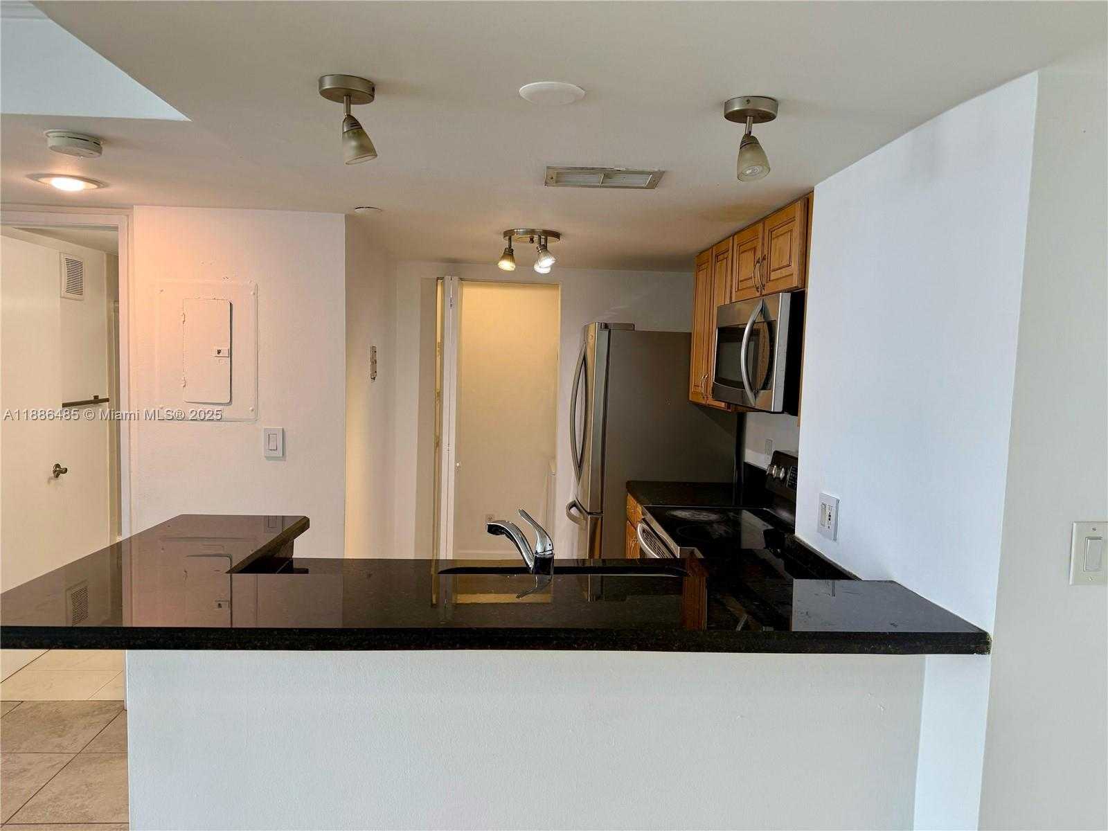 Small Image of 770 CLAUGHTON ISLAND DR #2113, Miami Number 2