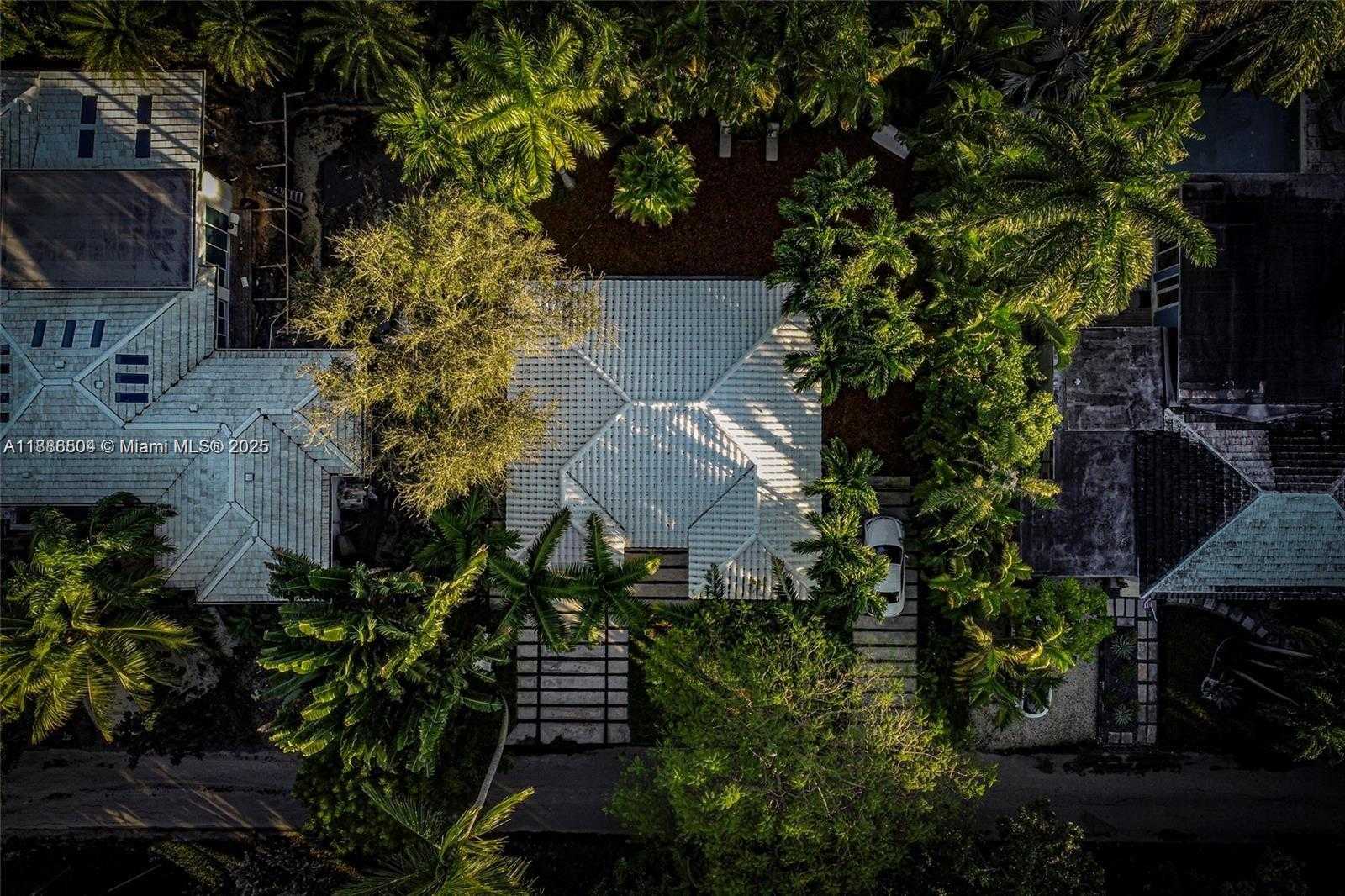 Small Image of 811 NORTH EAST 71ST ST, Miami Number 13
