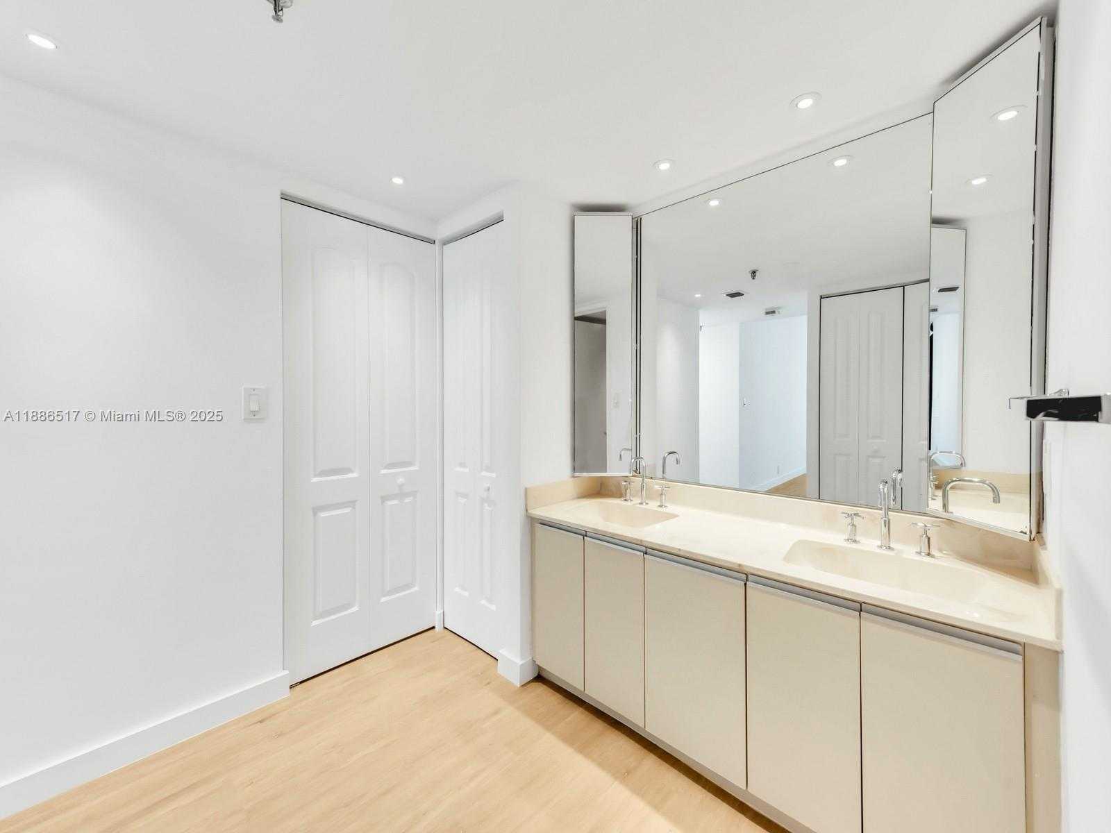 Small Image of 520 BRICKELL KEY DR #A806, Miami Number 13
