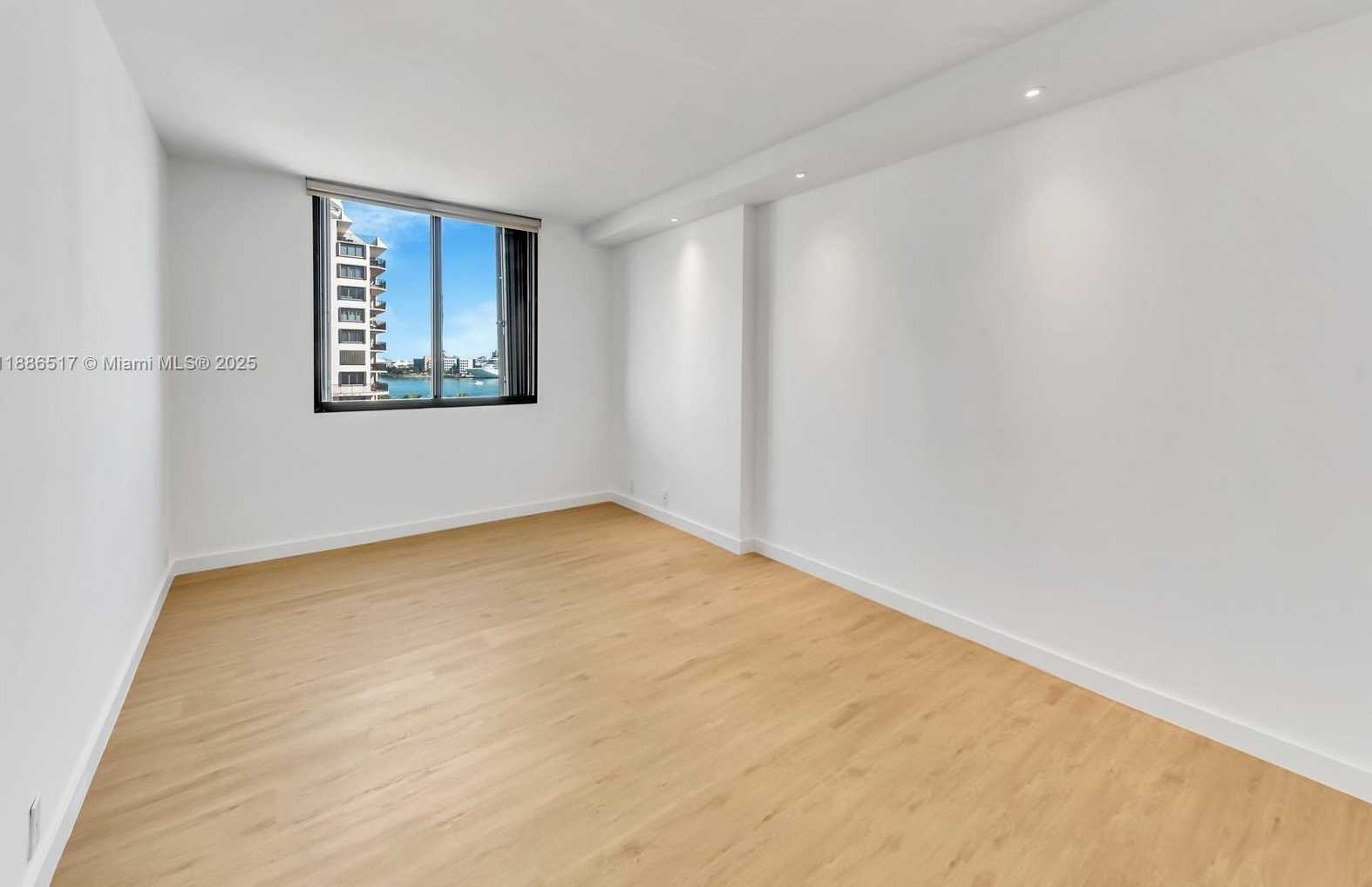 Small Image of 520 BRICKELL KEY DR #A806, Miami Number 8