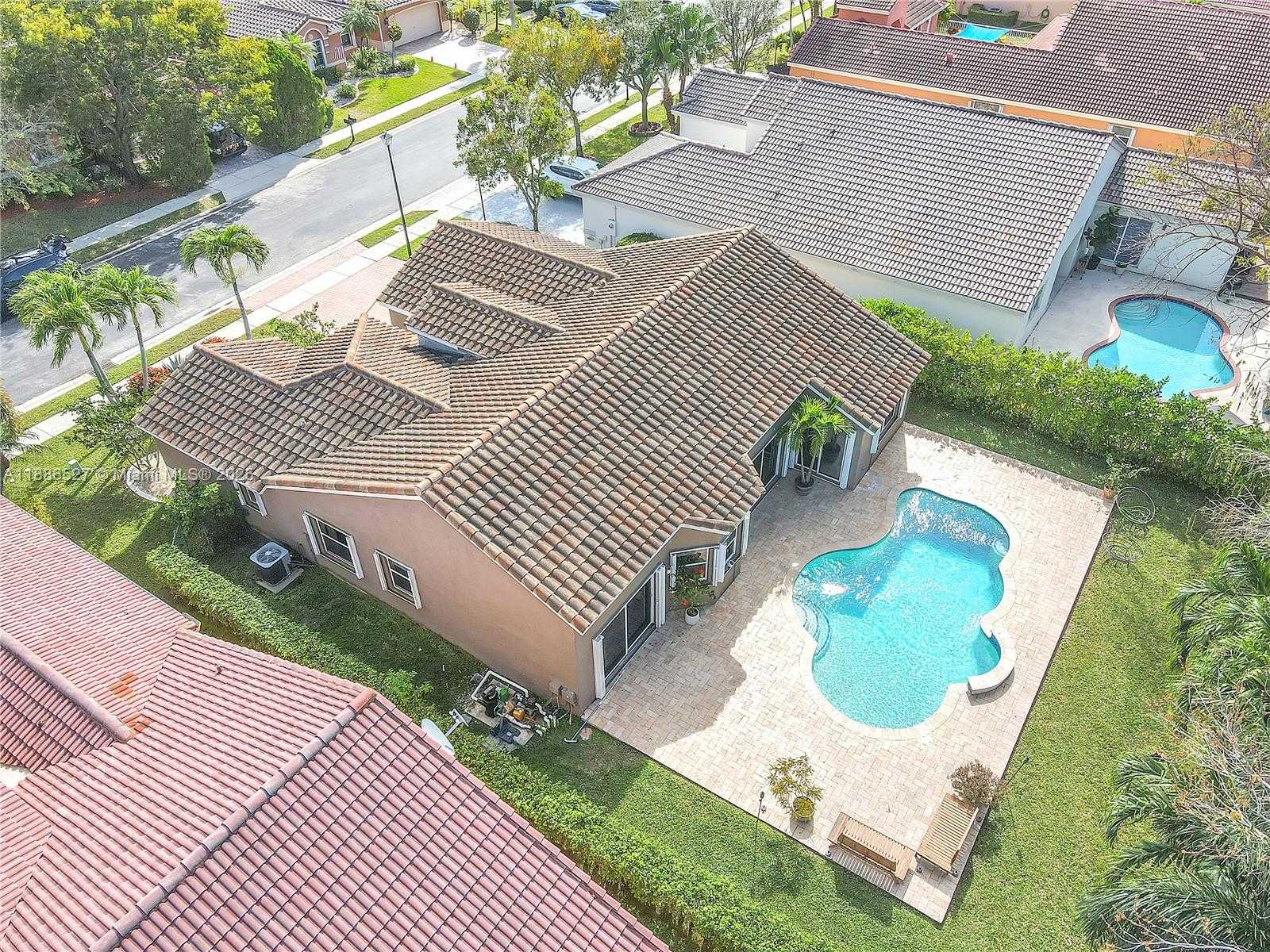 Small Image of 622 SOUTH WEST 200TH TER, Pembroke Pines Number 4