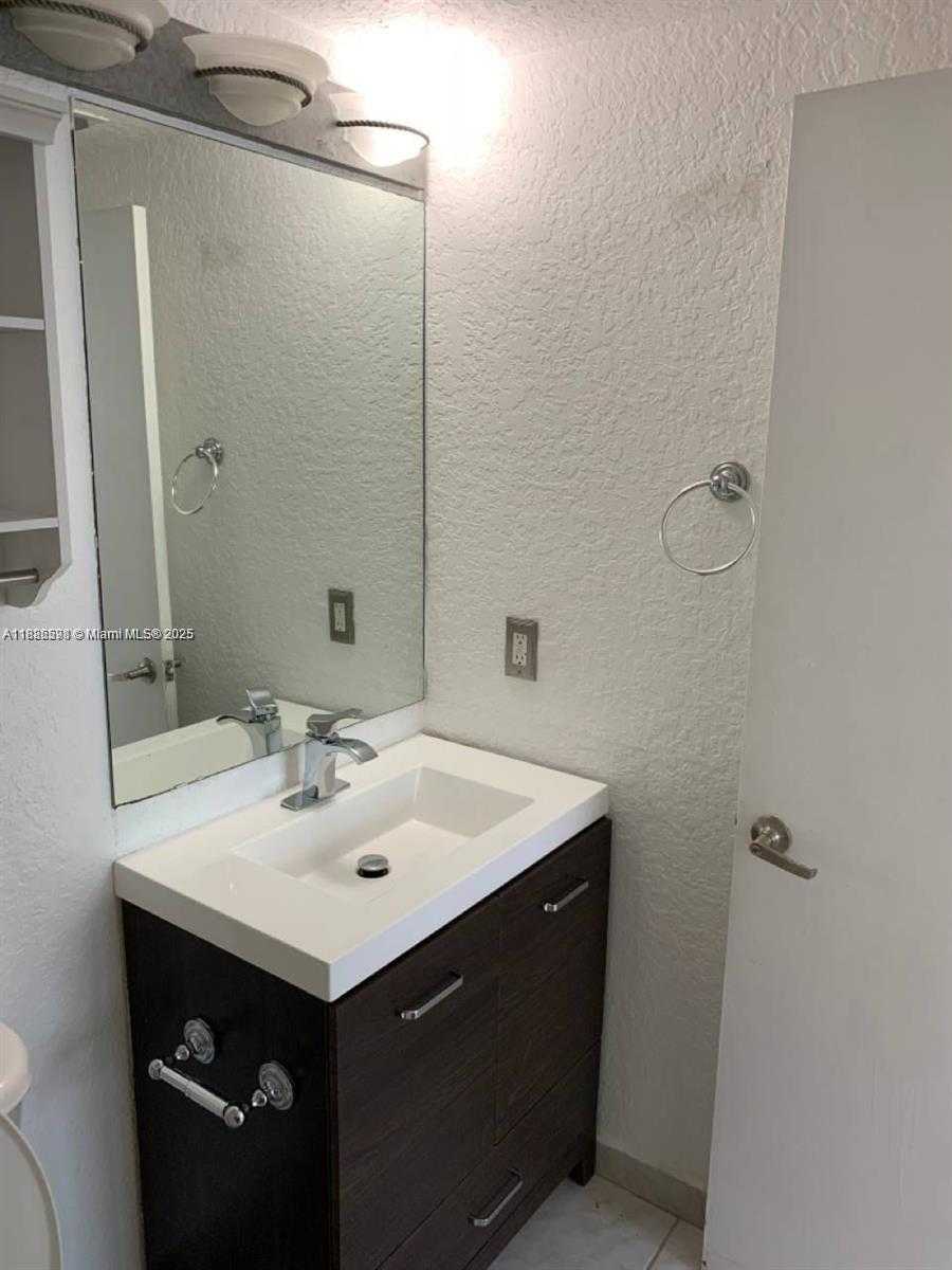 Small Image of 7326 COLLINS AVE #205, Miami Beach Number 12