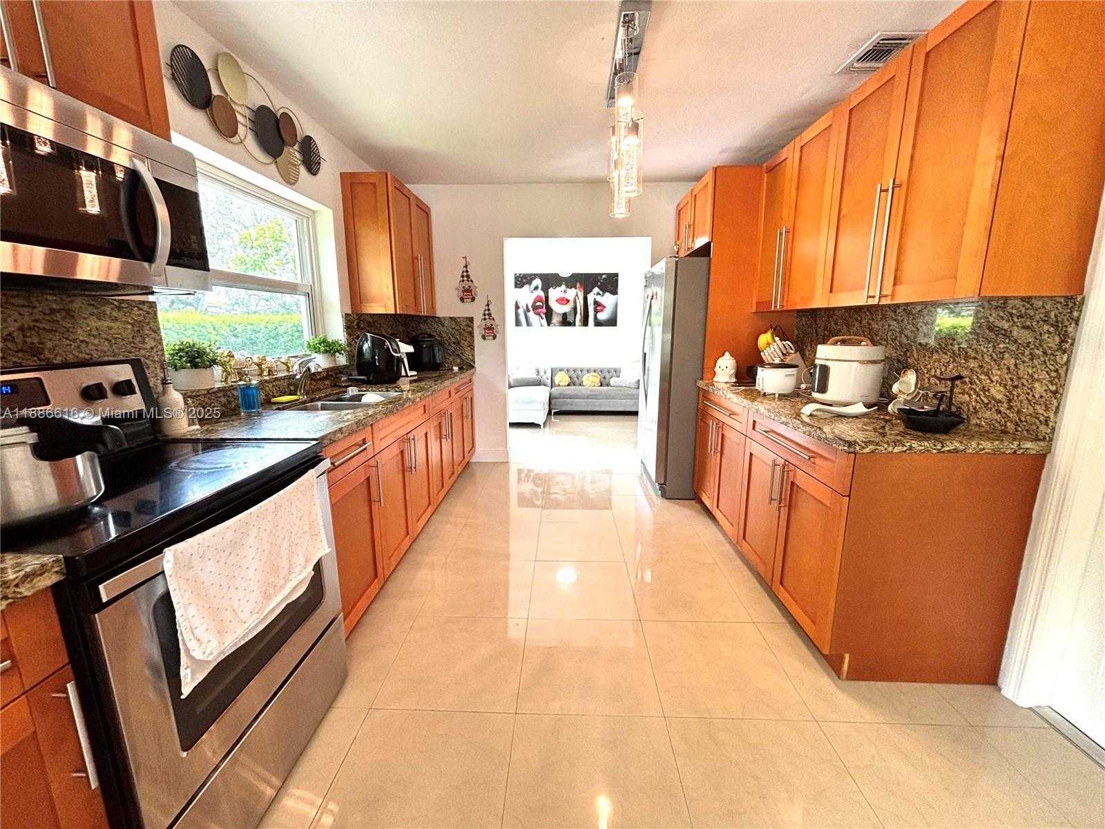 Small Image of 13101 NORTH WEST MIAMI CT, Miami Number 16