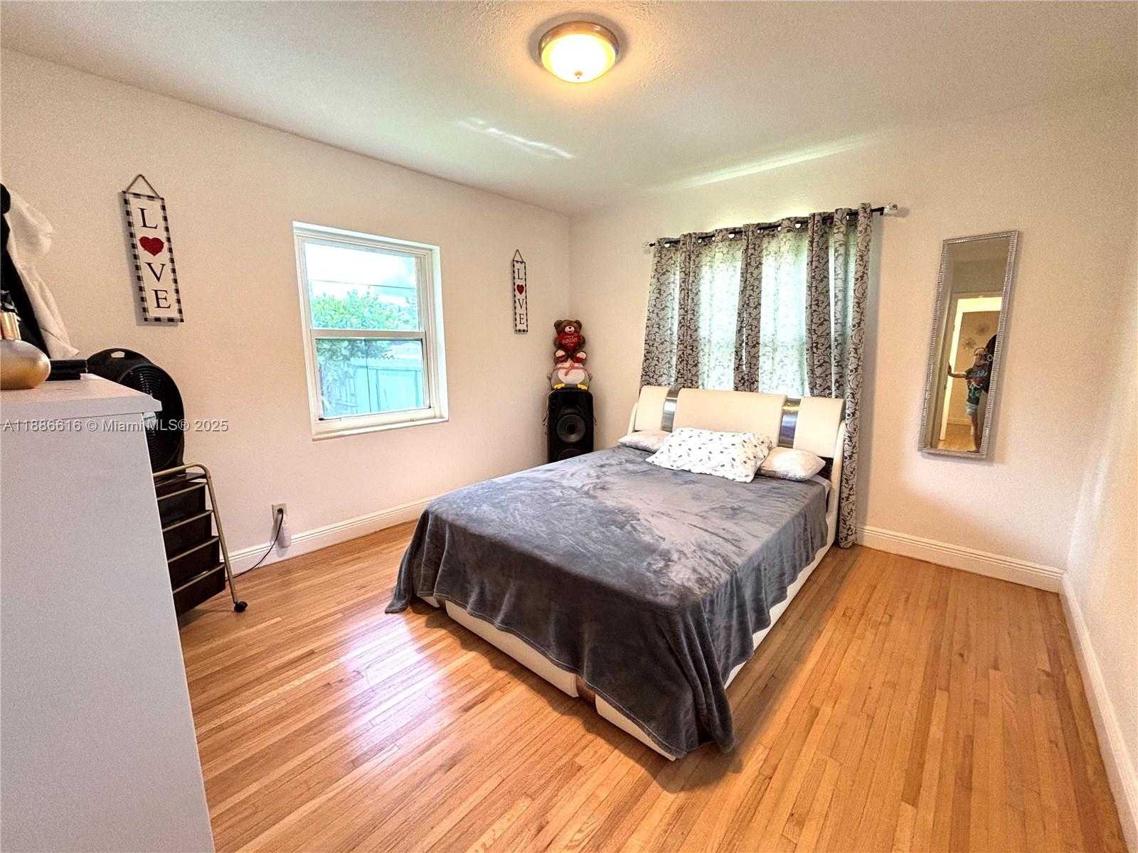 Small Image of 13101 NORTH WEST MIAMI CT, Miami Number 23