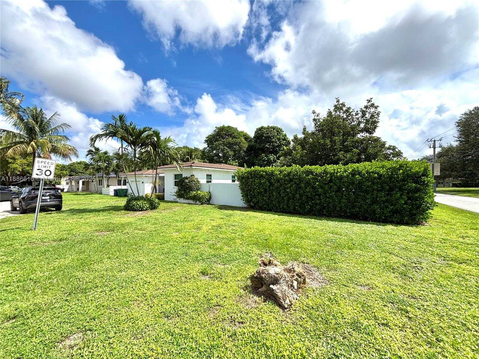 Small Image of 13101 NORTH WEST MIAMI CT, Miami Number 4