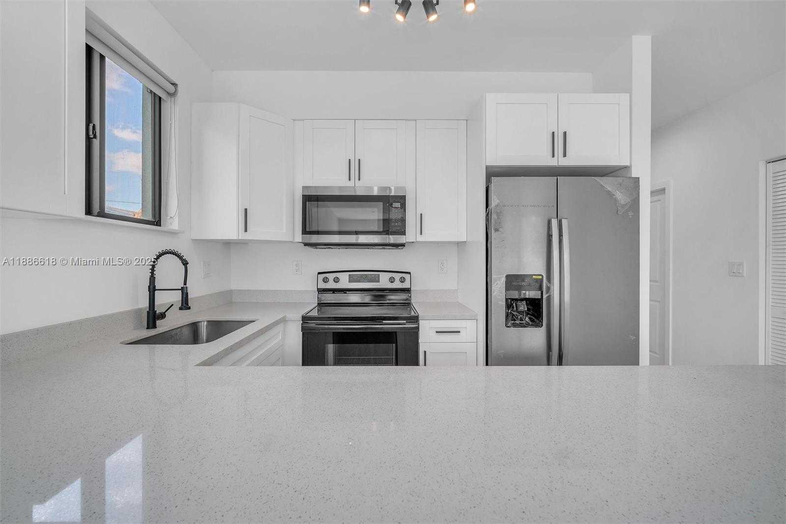 Small Image of 309 NORTH WEST 7TH CT, Hallandale Beach Number 2