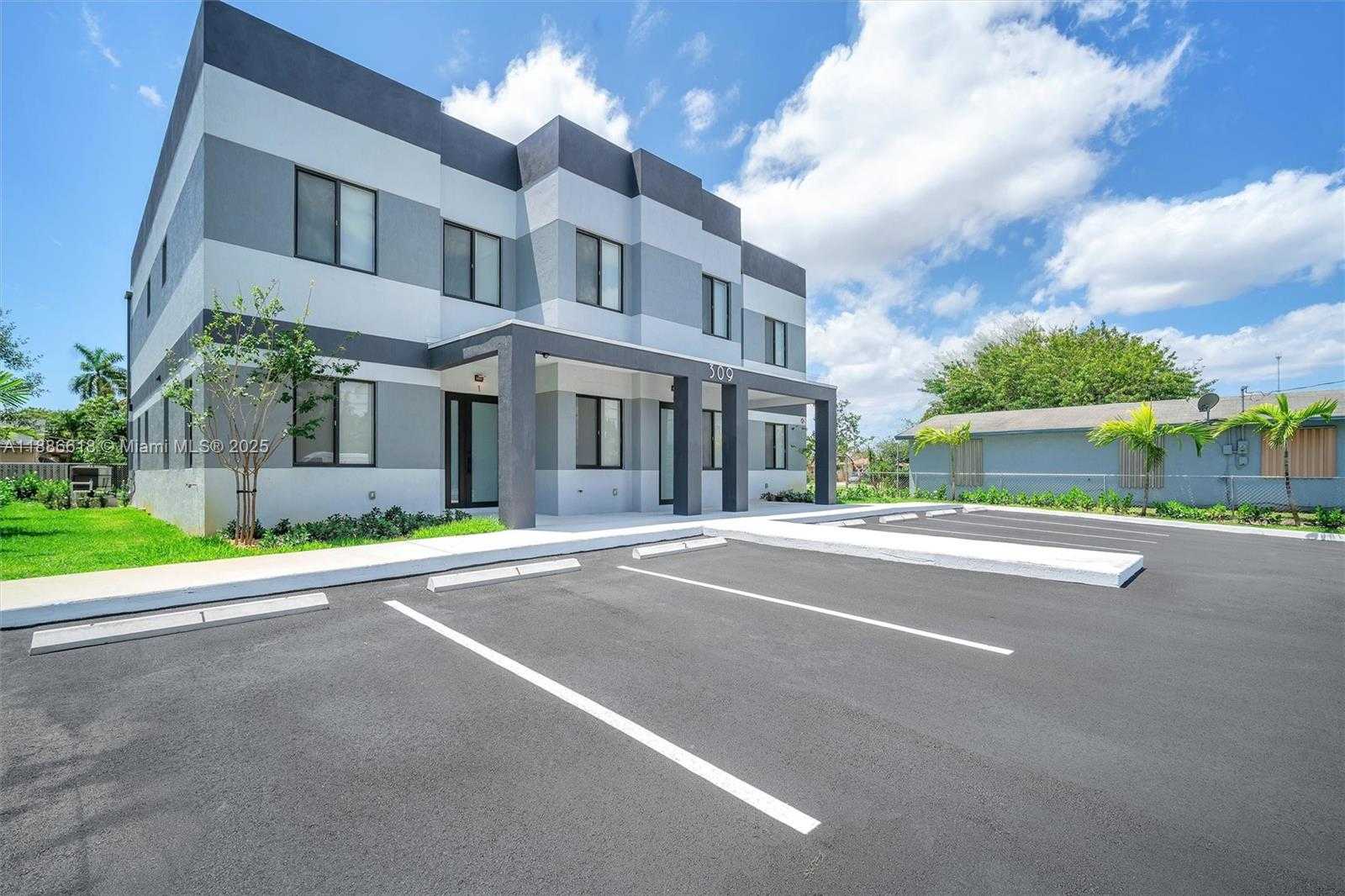 Small Image of 309 NORTH WEST 7TH CT, Hallandale Beach Number 21