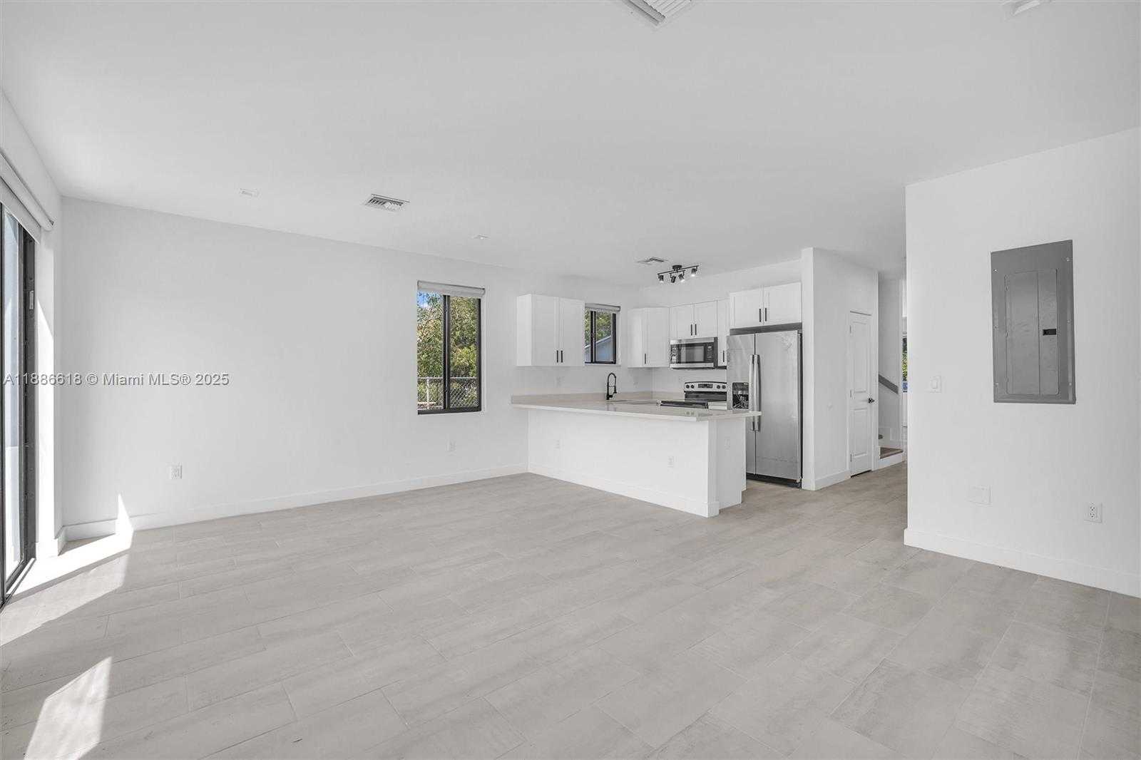 Small Image of 309 NORTH WEST 7TH CT, Hallandale Beach Number 3