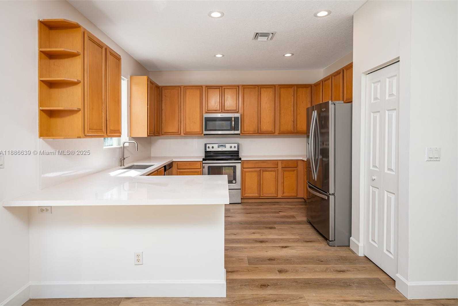 Small Image of 19282 SENECA AV, Weston Number 15