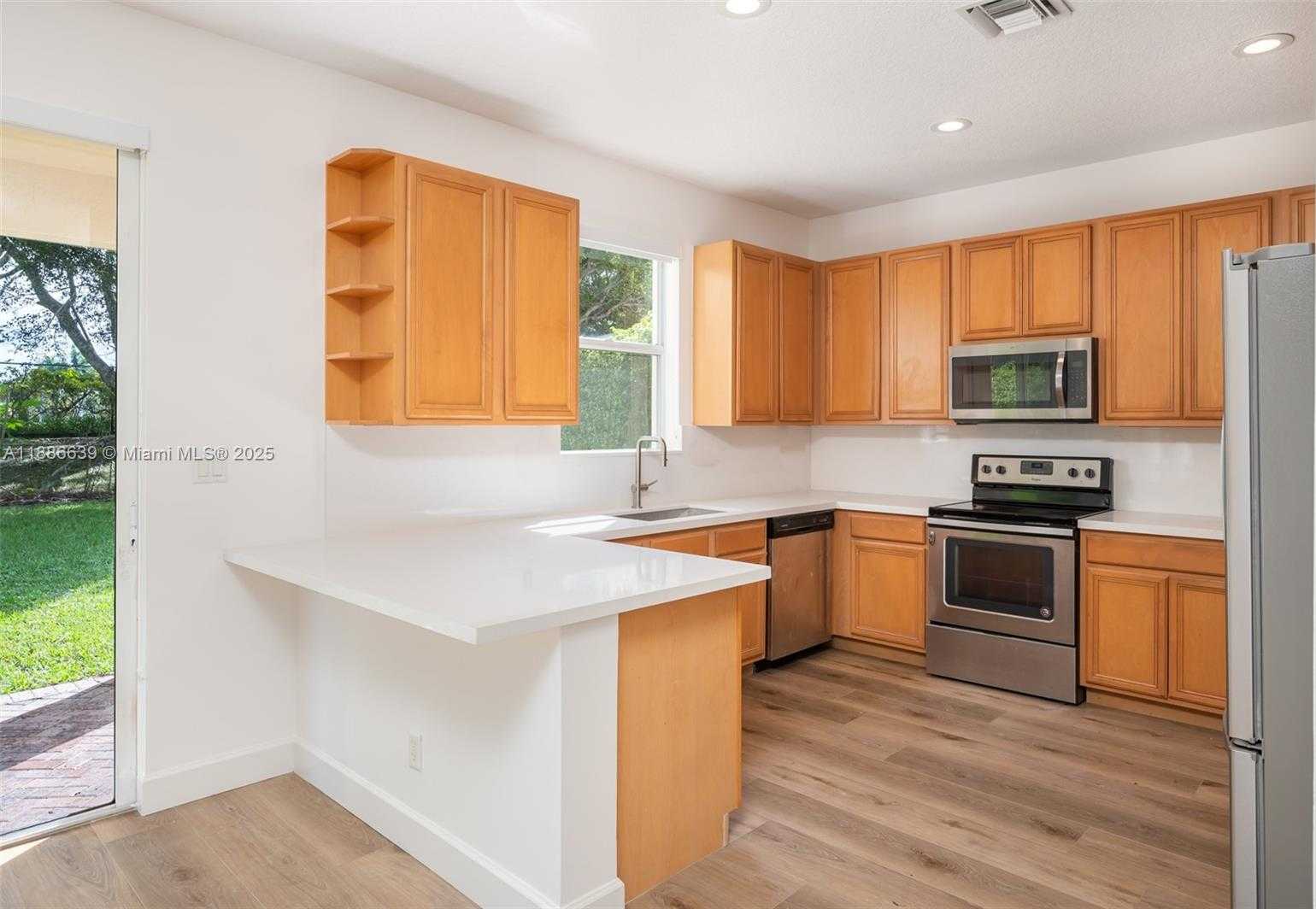 Small Image of 19282 SENECA AV, Weston Number 16