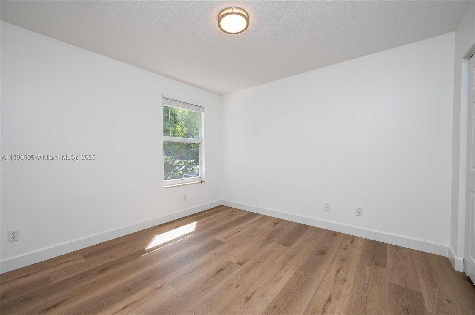 Small Image of 19282 SENECA AV, Weston Number 32