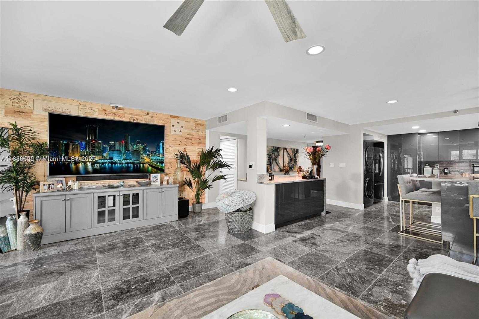 Small Image of 372 GOLFVIEW RD #201, North Palm Beach Number 2