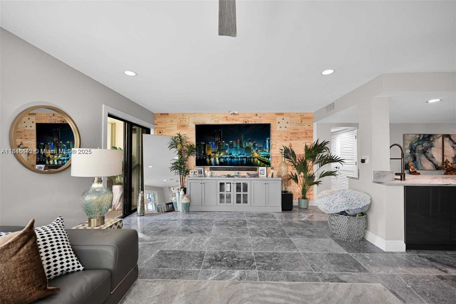 Small Image of 372 GOLFVIEW RD #201, North Palm Beach Number 3