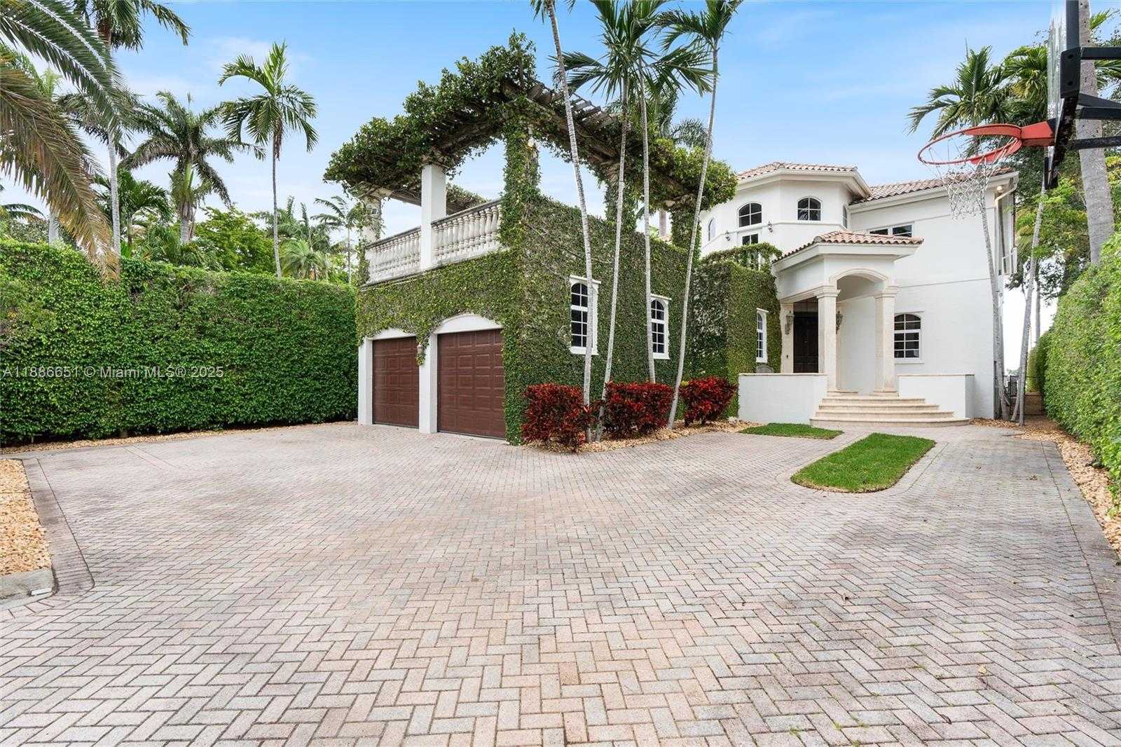 Small Image of 305 NORTH HIBISCUS DR, Miami Beach Number 2