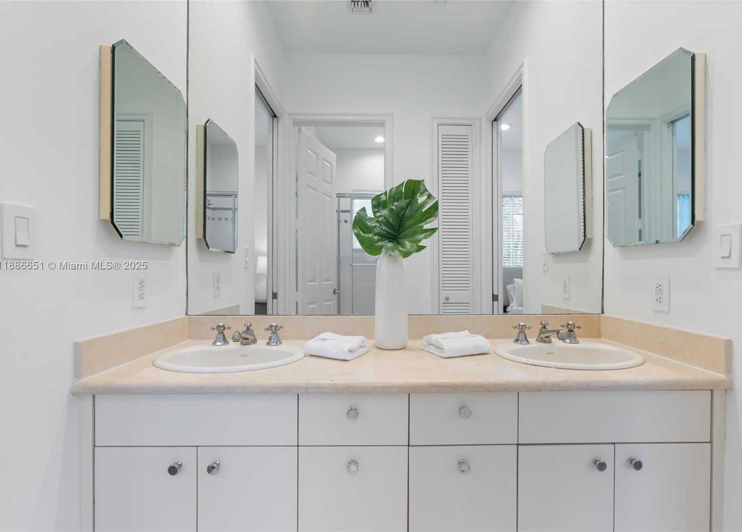 Small Image of 305 NORTH HIBISCUS DR, Miami Beach Number 22