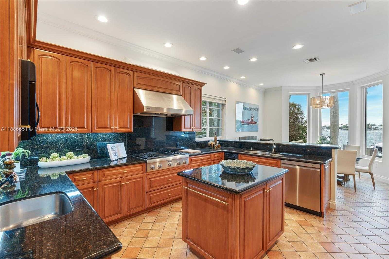 Small Image of 305 NORTH HIBISCUS DR, Miami Beach Number 7
