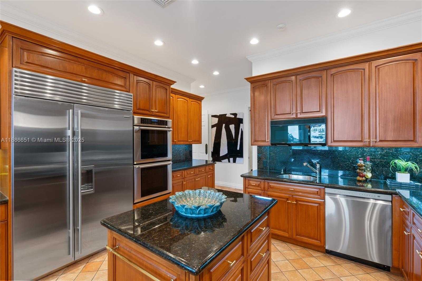 Small Image of 305 NORTH HIBISCUS DR, Miami Beach Number 8