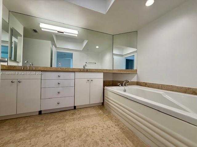 Small Image of 4775 COLLINS AVE #2507, Miami Beach Number 7