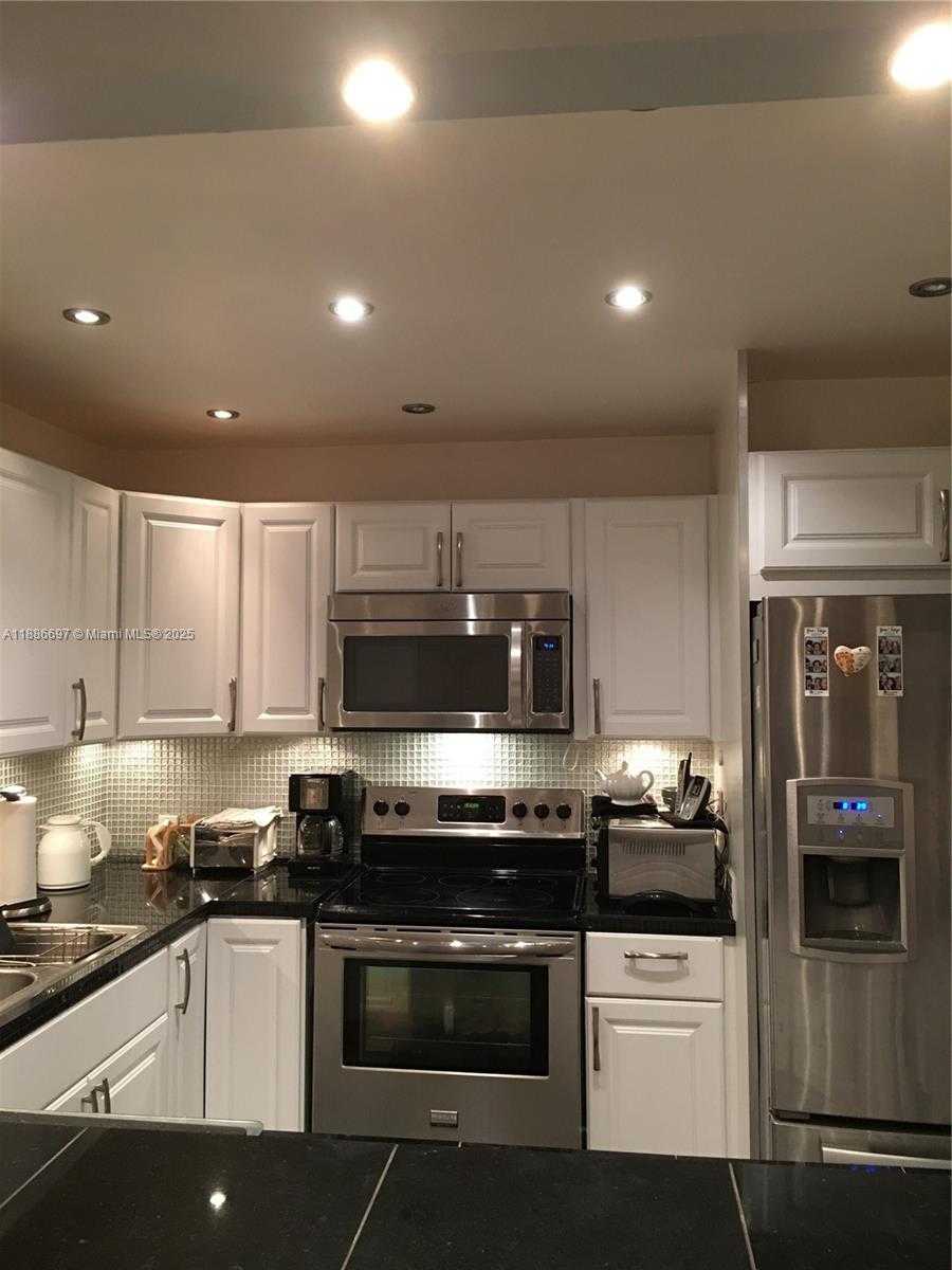 Small Image of 5701 COLLINS AVE #PH09, Miami Beach Number 21