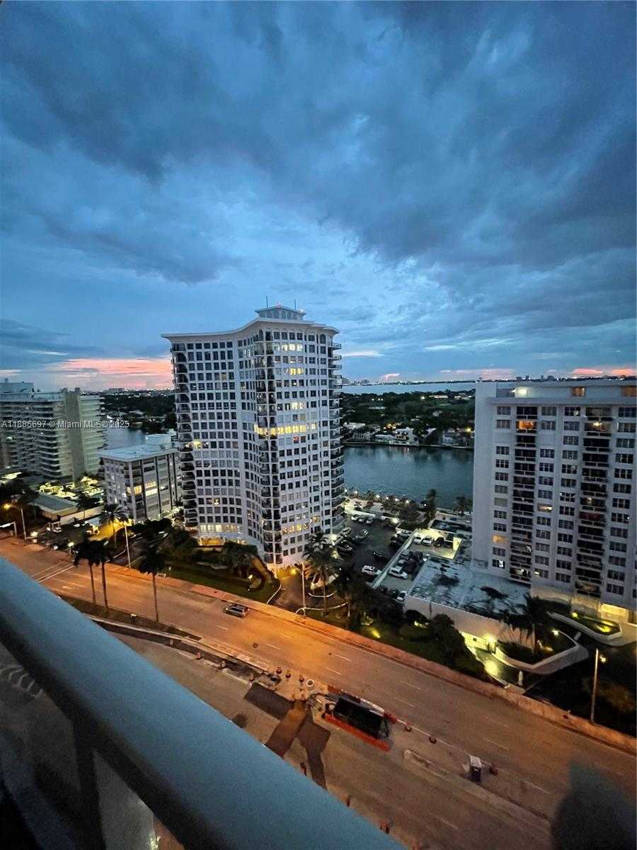 Small Image of 5701 COLLINS AVE #PH09, Miami Beach Number 3
