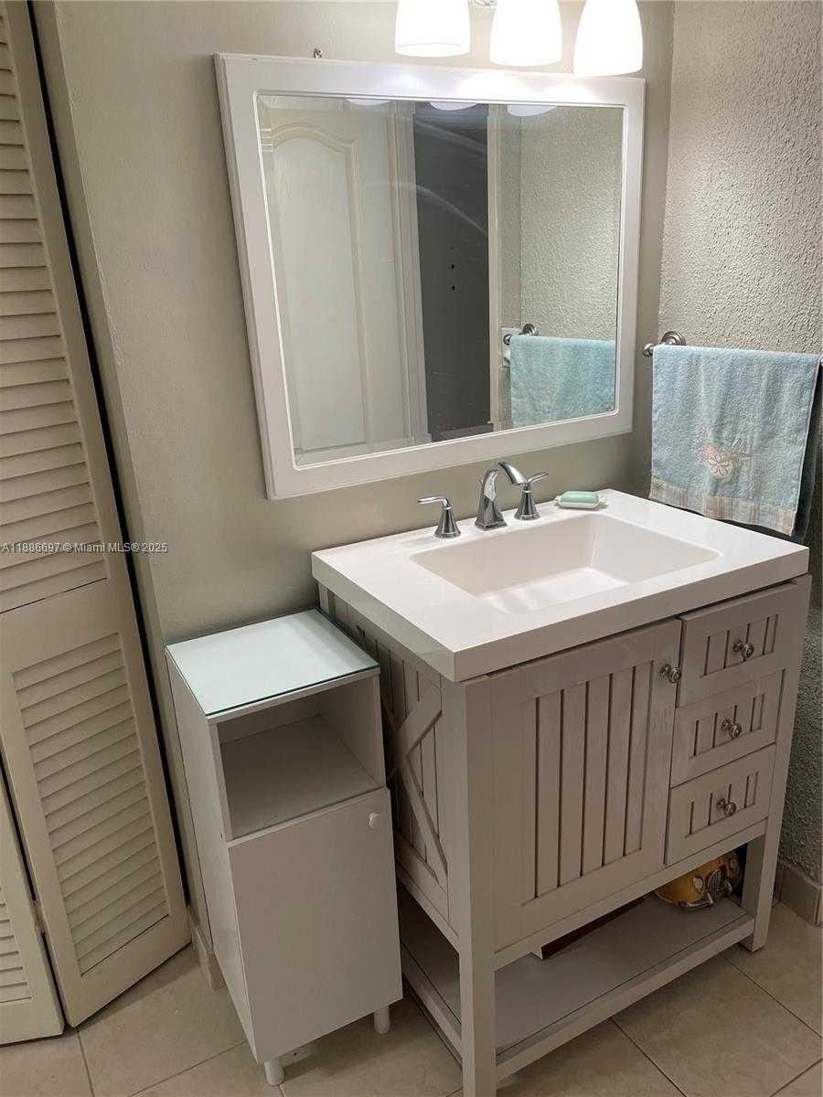 Small Image of 5701 COLLINS AVE #PH09, Miami Beach Number 31