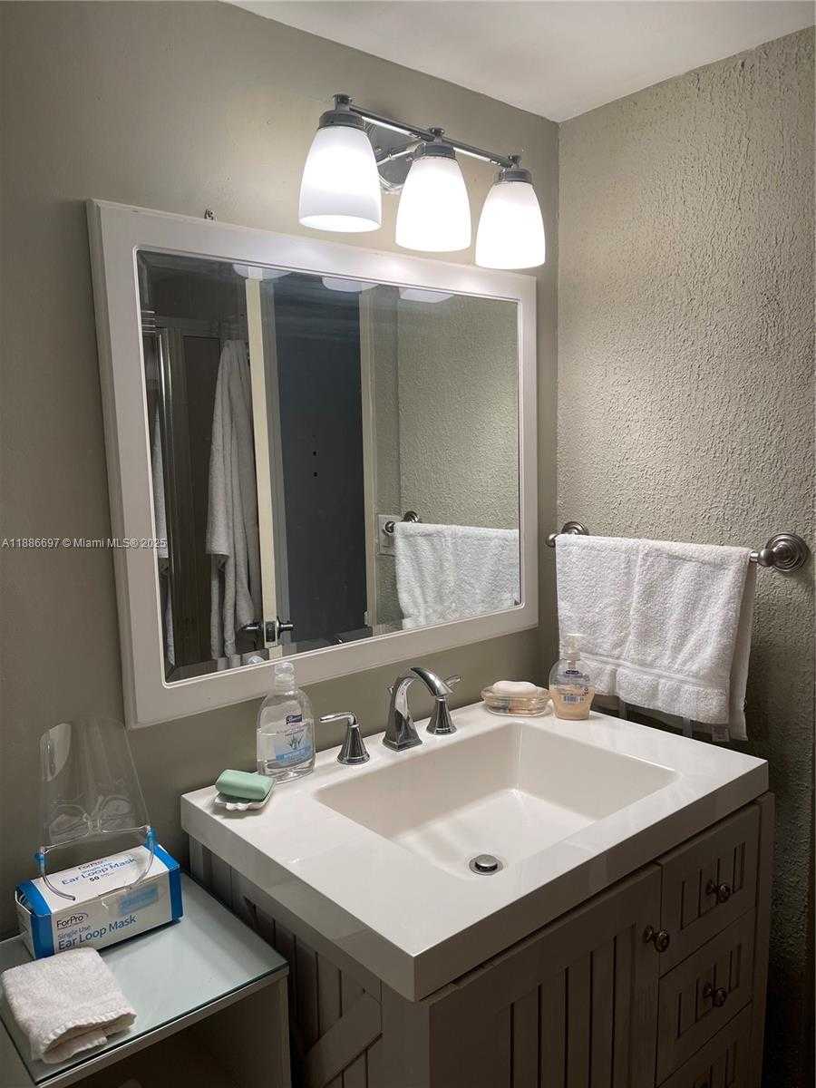 Small Image of 5701 COLLINS AVE #PH09, Miami Beach Number 33