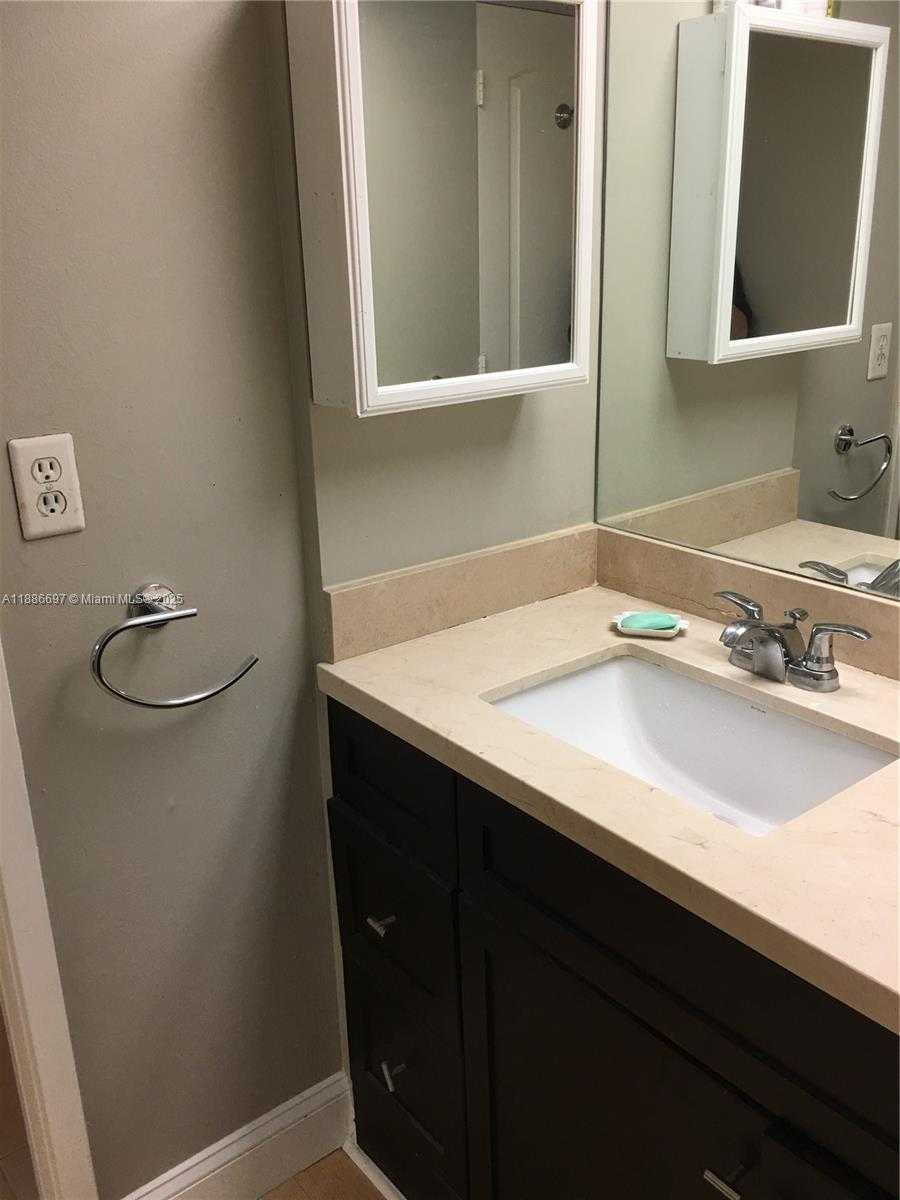 Small Image of 5701 COLLINS AVE #PH09, Miami Beach Number 35