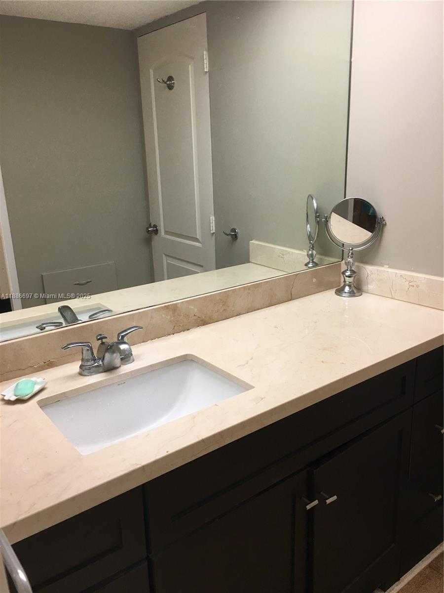 Small Image of 5701 COLLINS AVE #PH09, Miami Beach Number 36